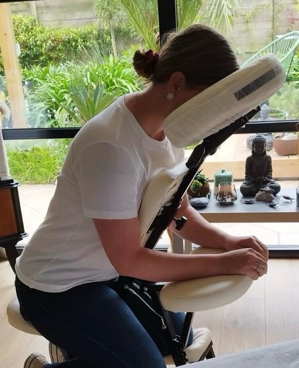 Massage AMMA, assis Massage AMMA, assis sur une chaise ergonomique au Moment Présent