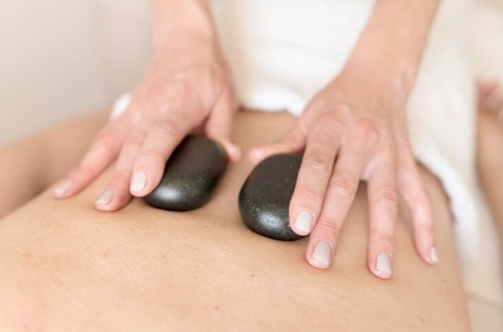 Massage aux pierres chaudes Au Moment Présent Massage aux pierres chaudes Au Moment Présent