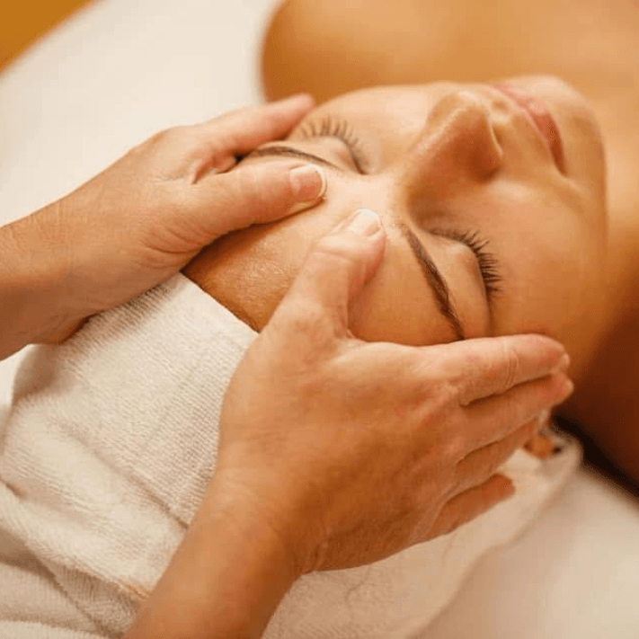 massage de la tête par Cathy au Moment Présent